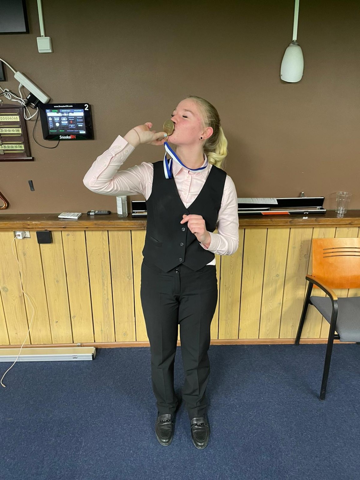 Annika Suominen suutelee naisten snookerin SM-pronssimitalia
